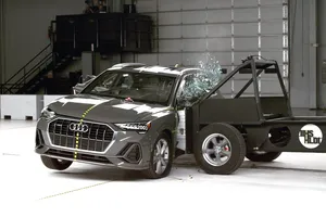 Los SUV compactos sufren en las pruebas de colisión lateral actualizadas del IIHS, salvo el Mazda CX-5