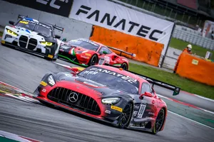 El Mercedes #88 se hace con la pole de las 3 Horas de Barcelona