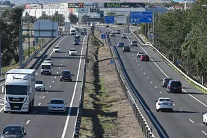 Habrá que pagar por usar las autovías y el Gobierno se niega a llamarlo peaje