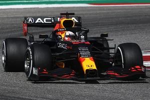 Verstappen resiste a Hamilton y Alonso, protagonista con polémica, abandona en Austin