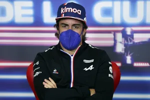 Alonso aclara sus mensajes de radio: «No es frustración, no te confundas»