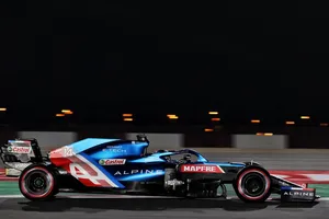 Alonso resiste a Gasly: «Seguiría toda la noche, ¡gracias por este coche!»