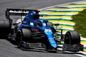 Alonso sufre al sprint: «Hoy tuvimos la peor estrategia; el Top 10 es muy posible mañana»