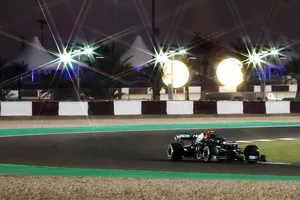 Bottas reina bajo los focos de Losail y Verstappen tiembla