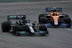 Hamilton cura su «desolación» con una remontada impecable