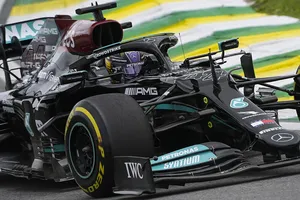 Hamilton puede con Verstappen en una épica lucha en Brasil