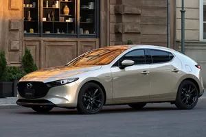 La gama del Mazda3 2022 refuerza el equipamiento con interesantes mejoras