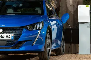 Peugeot mejorará la autonomía de sus coches eléctricos e-208 y e-2008