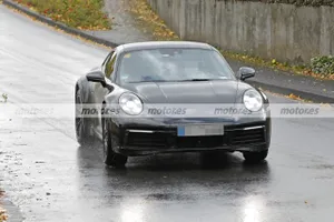 El Porsche 911 Dakar 2023 posa bajo la lluvia en nuevas fotos espía