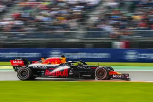 Verstappen marca distancias con Hamilton en los segundos libres