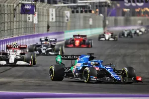 Alonso hace de Masi en Jeddah: «La bandera roja fue un palo duro»