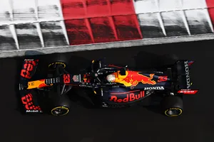 Verstappen le gana la partida a Hamilton y saldrá primero a por el Mundial