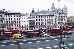 Por qué los ingleses (y otros 55 países) conducen por la izquierda