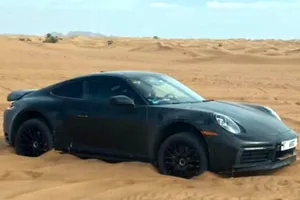 El Porsche 911 Dakar se traslada al desierto, cazado en una foto espía entre dunas