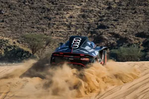 Carlos Sainz brilla en el prólogo del Dakar con el Audi RS Q e-tron