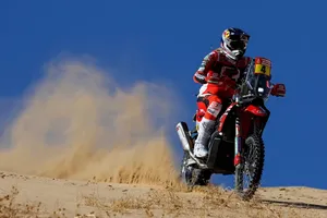 Daniel Sanders repite triunfo en la primera 'oda al caos' del Dakar