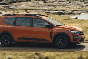 El Dacia Jogger de gasolina, con 110 CV, ya tiene precio y es el chollo de las familias