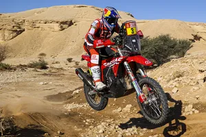 Sam Sunderland conquista la octava etapa y recupera el liderato en motos