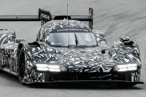 Nueva imagen del LMDh de Porsche mientras el Peugeot 9X8 rueda en Paul Ricard