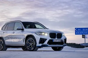 Los prototipos del BMW iX5 Hydrogen brillan como cualquier SUV en las pruebas de invierno