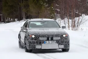 El nuevo BMW M5 PHEV 2024, cazado en fotos espía en las pruebas de invierno