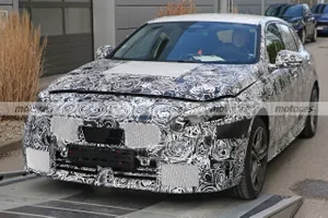 Fotos espía más cercanas del BMW Serie 1 2024 revelan nuevos detalles
