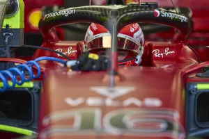 Charles Leclerc, mejor tiempo y golpe en los segundos libres en Jeddah