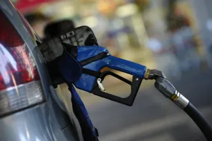 La rebaja de 20 céntimos por litro en el precio del combustible es un simple calmante y no soluciona el problema de base