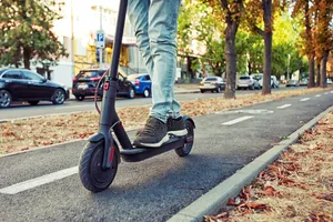 Circular con patinete eléctrico en un carril bici, ¿está prohibido?