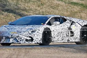 El sucesor del Lamborghini Aventador pierde camuflaje en estas nuevas fotos espía