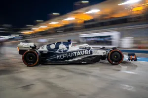 Sainz segundo y Alonso con problemas en un primer test de Bahréin liderado por Gasly
