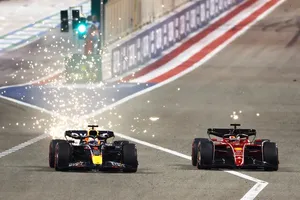 ¡Así sí! El vídeo del genial duelo en pista entre Leclerc y Verstappen