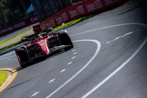 Leclerc manda el viernes, Sainz no se baja del podio y Alonso brilla por fin