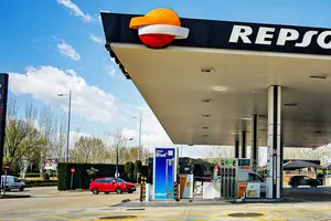 Colapso informático y largas colas en el primer día de aplicación del descuento en el combustible