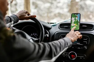 ¿Usas soporte para el móvil en el coche? La DGT te multará en estos casos