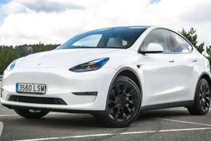 Reino Unido - Marzo 2022: Tesla domina un mercado en caída