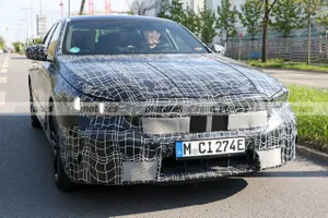 El BMW i5 2023 revela una mirada más agresiva y deportiva en estas fotos espía 