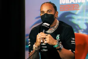 La FIA otorga una dispensa de dos carreras a Hamilton por su piercing de la nariz