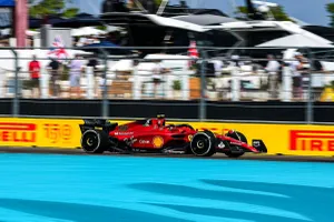 Tercer podio de Sainz a pesar del dolor en el cuello y la estrategia de Ferrari