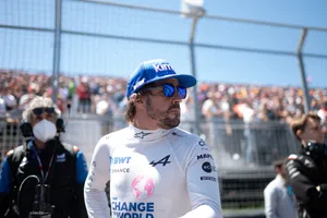Alpine presenta nuevos pontones ‘ferrarizados’ y Alonso muestra su enérgico apoyo a Hamilton