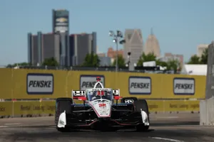 Josef Newgarden arrebata la pole en Detroit a los modestos; mal día para Palou