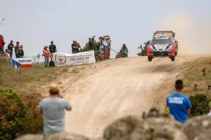 Ott Tänak amplía su ventaja al frente del Rally de Italia-Cerdeña