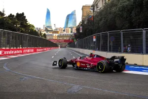 Carlos Sainz avanza con el porpoising y Ferrari lidera el viernes en Bakú