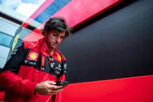 Sainz inicia su examen definitivo en Silverstone con problemas mecánicos en su Ferrari