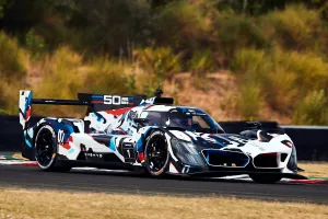 El BMW M Hybrid V8 LMDh completa su primer test en pista en Varano