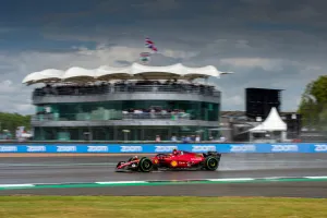 Carlos Sainz conquista su primera pole y coloca el Ferrari primero en la parrilla de Silverstone
