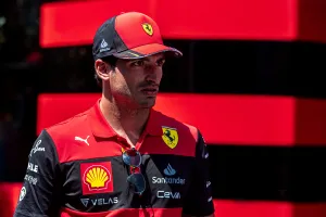 Carlos Sainz; posible sanción, problemas con el embrague de Ferrari y ser el número 2
