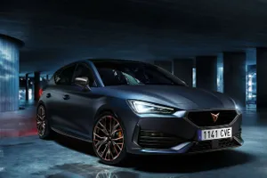 El CUPRA León VZ Carbon se estrena en Italia con tres versiones, una PHEV