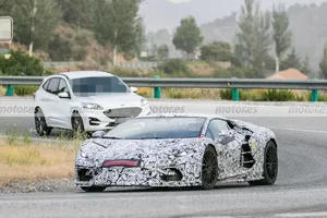 El sucesor del Lamborghini Aventador, sorprendido en fotos espía fuera de circuitos