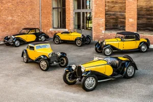 5 Bugatti históricos decorados en negro y amarillo
